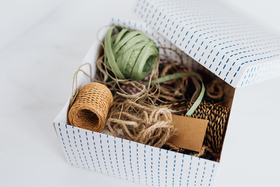 Rubans, ficelles, fleurs séchées : décorer un paquet simplement
