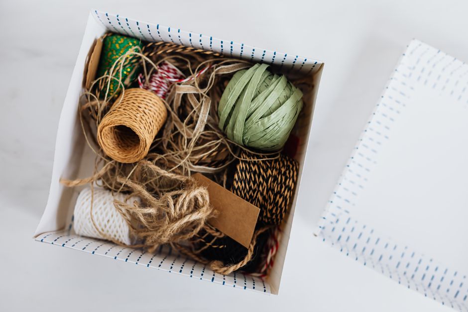 Rubans, ficelles, fleurs séchées : décorer un paquet simplement