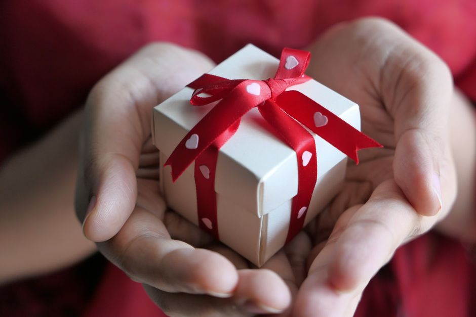 L’art d’offrir : quand donner, comment présenter, sans trop en faire