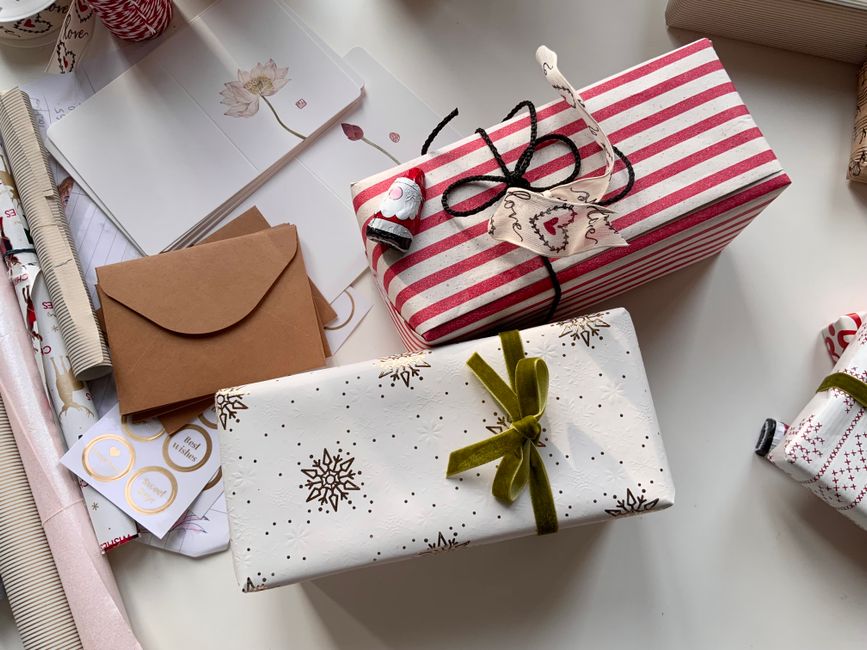 Étiquettes cadeaux à imprimer : idées de styles et textes