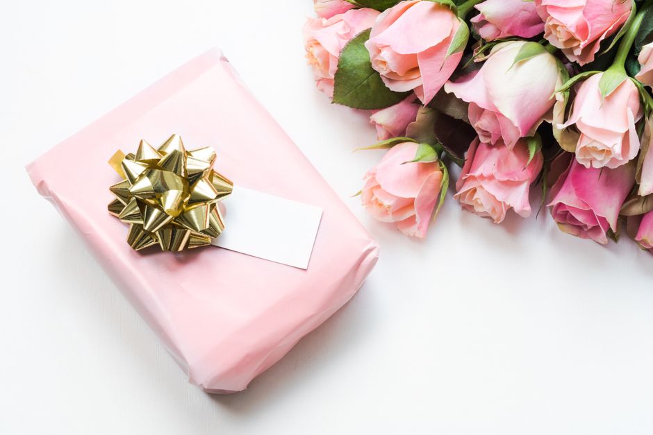 Petits cadeaux d’hôtesse : 10 idées qui font toujours plaisir