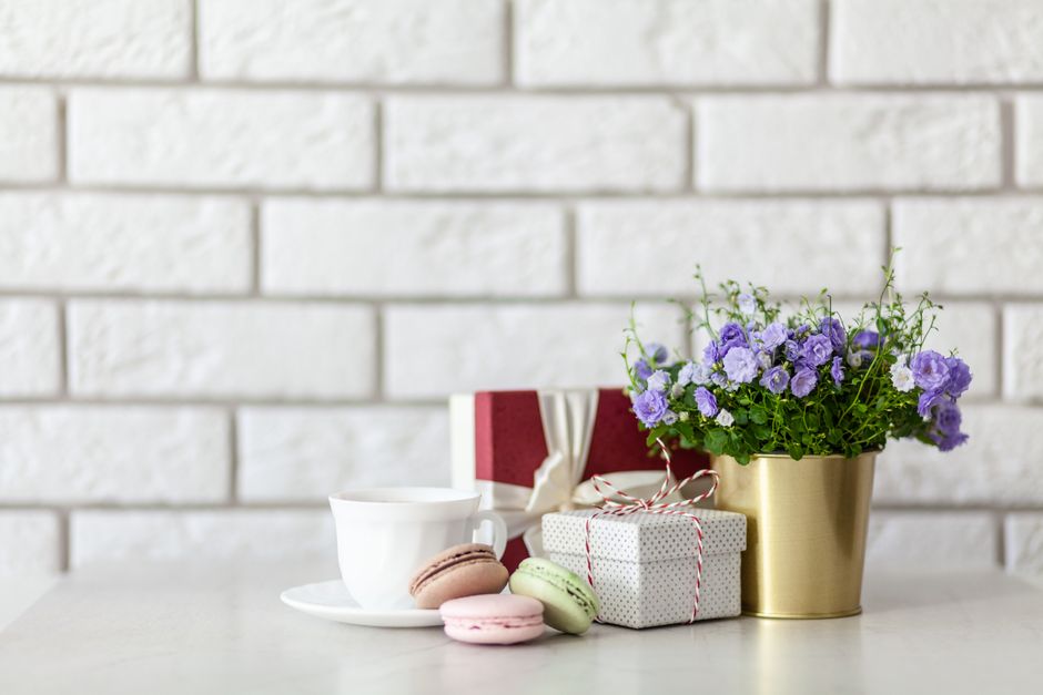Petits cadeaux d’hôtesse : 10 idées qui font toujours plaisir